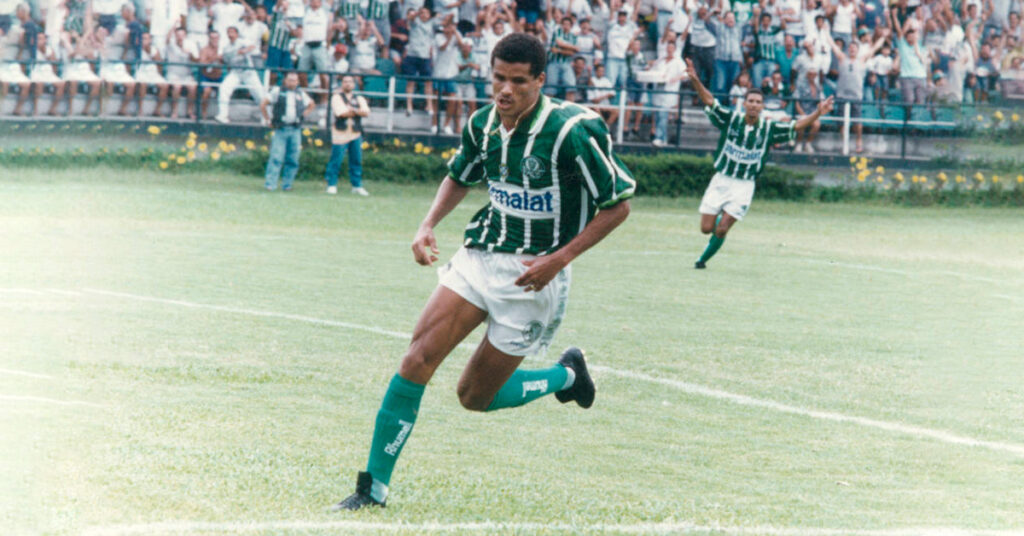Rivaldo em campo pelo Palmeiras. Foto: Gazeta Esportiva