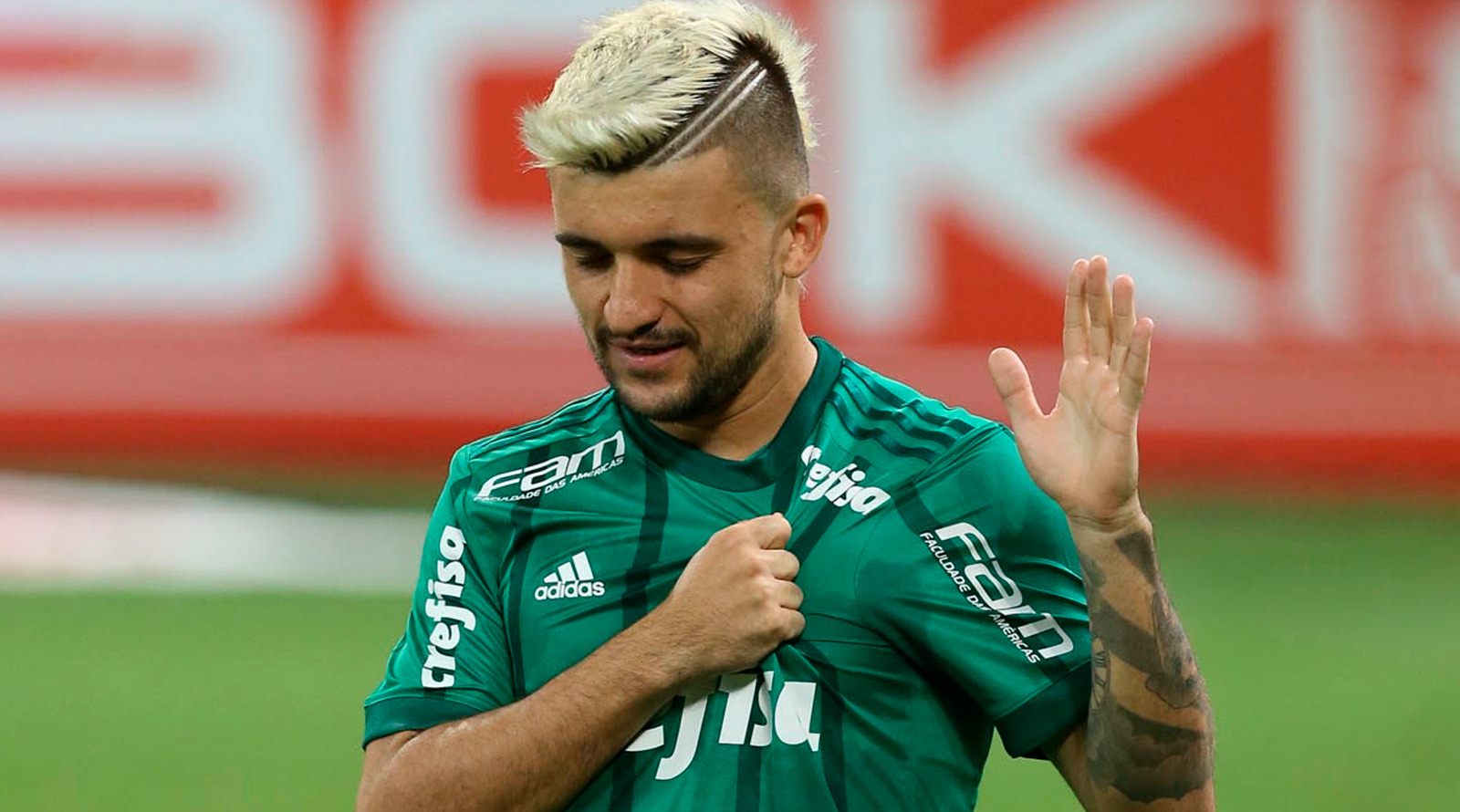Lateral do Palmeiras está perto de assinar com o maior rival por R 10 milhões NossoPalmeiras