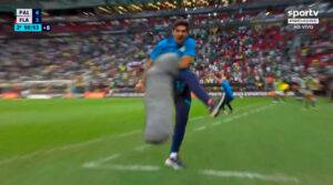 Abel chutando microfone durante partida da SuperCopa do Brasil (Reprodução/Globo)