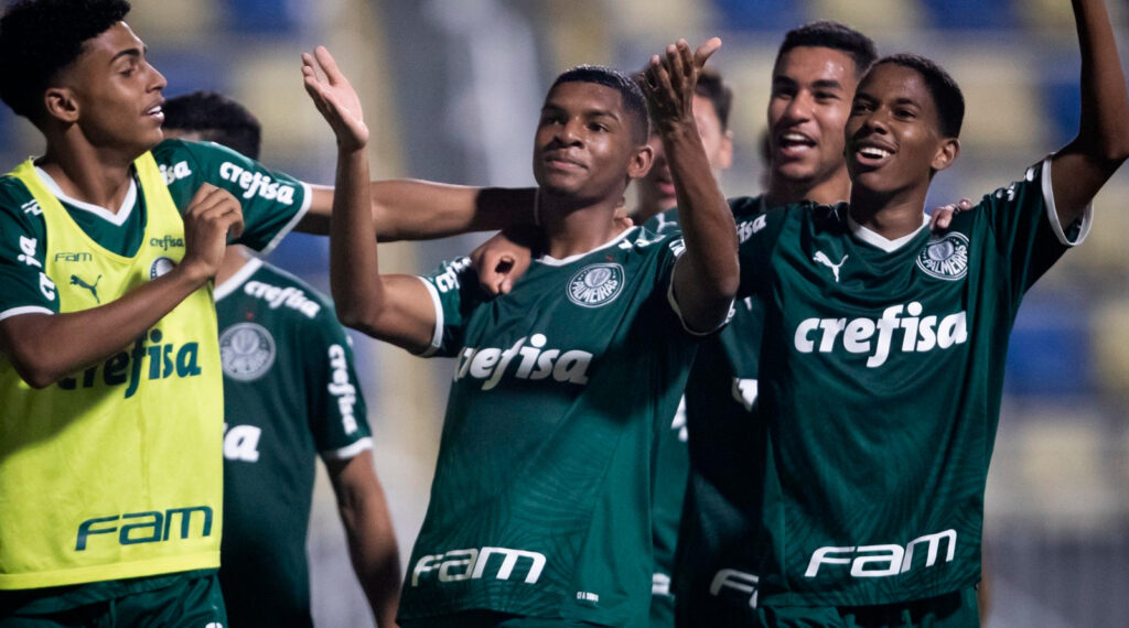 Safra das categorias de base do Palmeiras comemorando um gol (Foto: Cesar Greco/Palmeiras)