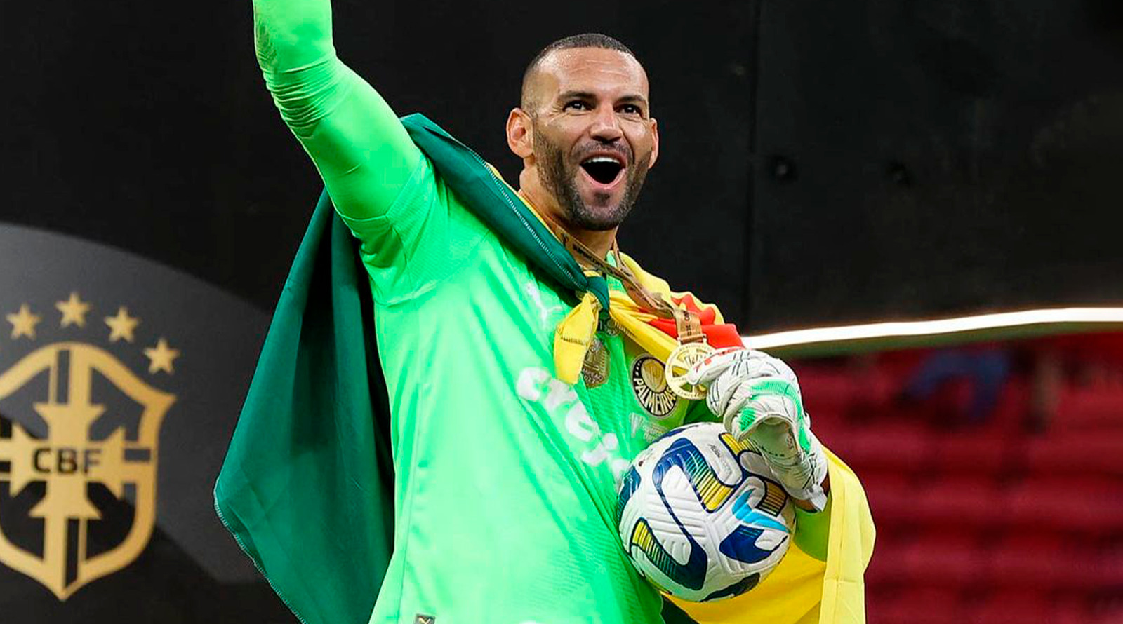 Koka - Weverton recebe prêmio de melhor goleiro do Brasileirão de 2023