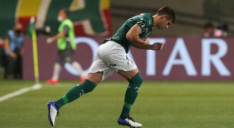 Zagueiro chileno-croata em ação pelo Palmeiras