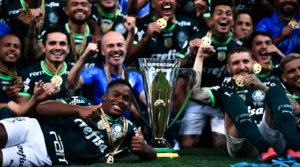 Elenco Palmeiras comemora conquista da SuperCopa em cima do Flamengo