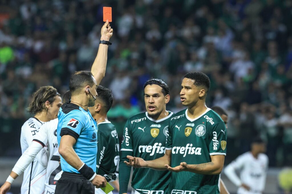 murilo-zagueiro-do-palmeiras-e-expulso-por-entrada-em-vitor-roque-do-athletico-pr-em-jogo-pela-libertadores-1662514129260_v2_1920x1279.jpg