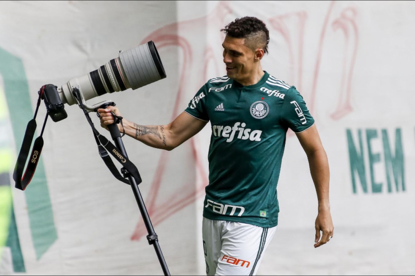 Moisés comemorando gol contra o Atlético Mineiro junto a torcida palmeirense