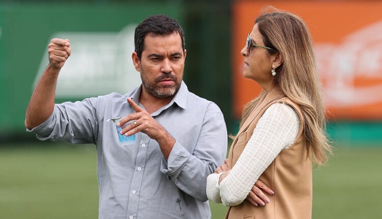 O coordenador das categorias de base Joao-Paulo-Sampaio e a presidente Leila Pereira da SE Palmeiras na Academia de Futebol