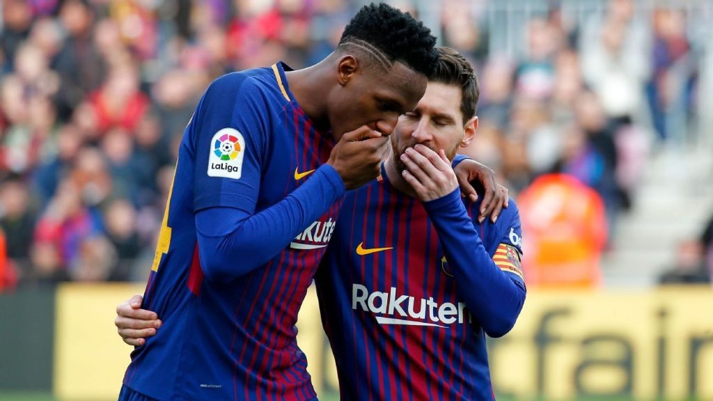 Yerry Mina e Messi conversando em um jogo do Barcelona, pouco depois dele ser vendido para tristeza do palmeirense (Reprodução: Internet)