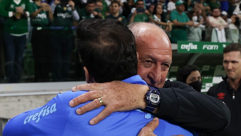 Abraço comovente de Abel Ferreira e Felipão durante um Palmeiras e Athletico (Foto: Cesar Greco / Palmeiras)