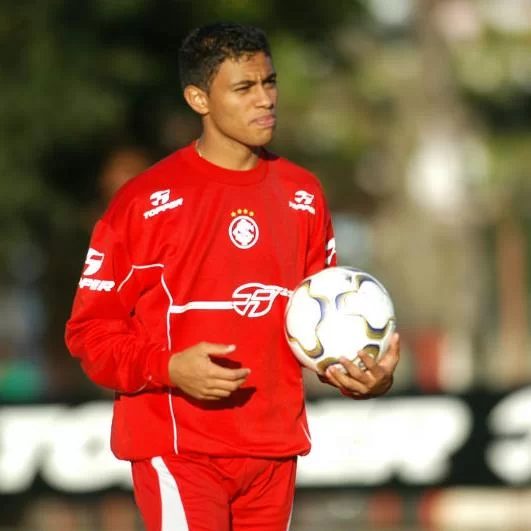 Cleiton Xavier com a camisa do Internacional (Reprodução: Internet)