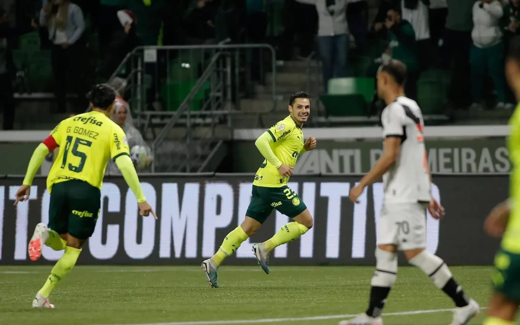 Veiga marcou um golaço batendo falta e deu a vitória ao Palmeiras (Foto: Karen Fontes/AFI/iShoot/Gazeta Press)