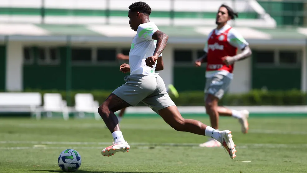 Kevin em ação durante treino do Palmeiras na Academia de Futebol — Foto: Cesar Greco/Palmeiras/by Canon