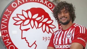 Gustavo Scarpa está emprestado ao Olympiacos, da Grécia (Divulgação/Olympiacos)