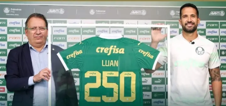 Luan recebe placa pelos 250 jogos pelo Palmeiras — Foto: Fabio Menotti/Palmeiras


