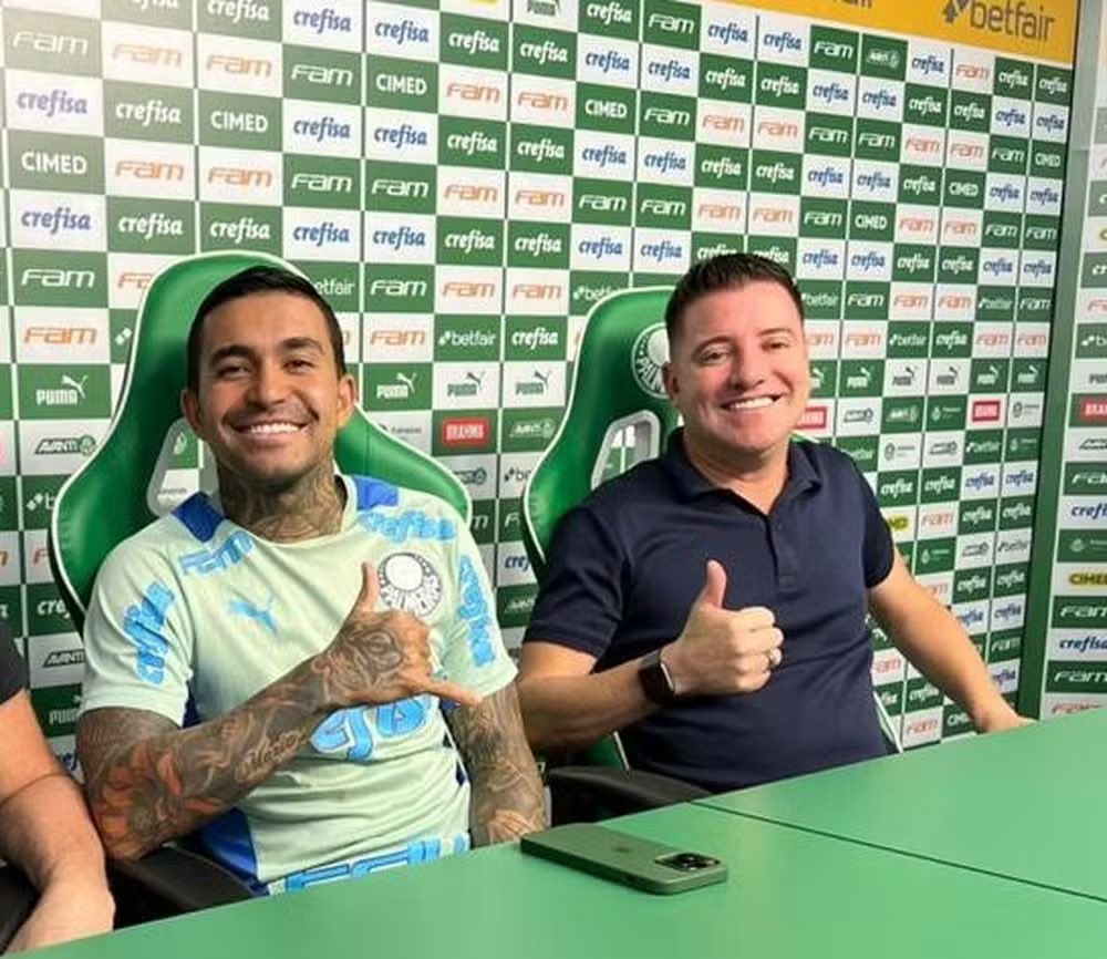 Dudu e Thiago Donda após a renovação do atacante com o Palmeiras, em 2022 — Foto: Arquivo Pessoal

