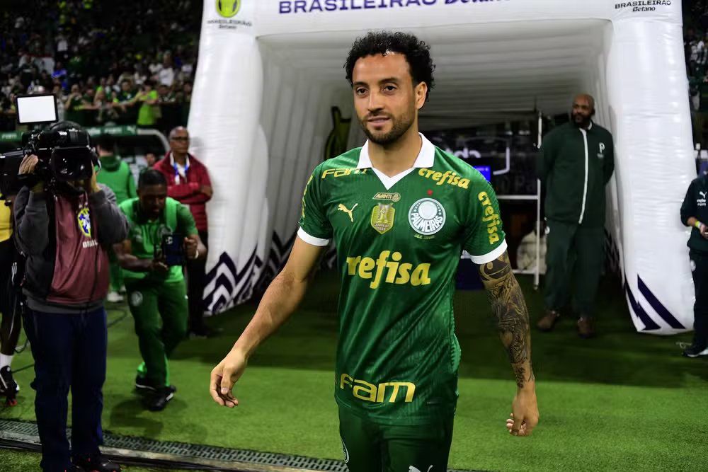 Felipe Anderson apresentado à torcida pelo Palmeiras — Foto: Marcos Ribolli