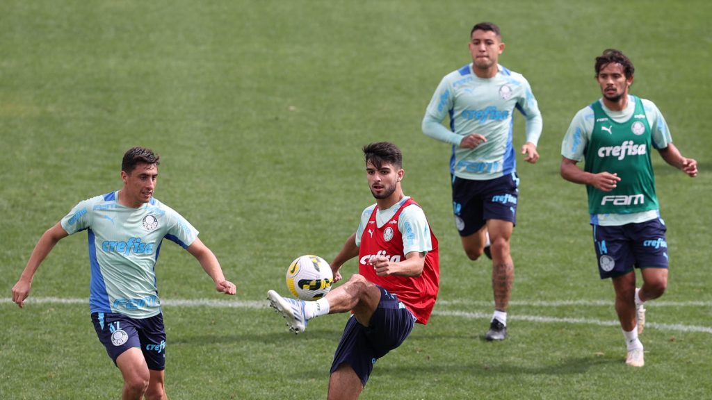 Os jogadores Flaco López e Miguel Merentiel (D), da SE Palmeiras, durante treinamento, na Academia de Futebol. (Foto: Cesar Greco)