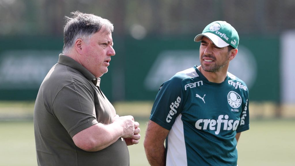 O diretor de futebol Anderson Barros e o técnico Abel Ferreira (D), da SE Palmeiras, durante treinamento, na Academia de Futebol. (Foto: Cesar Greco)