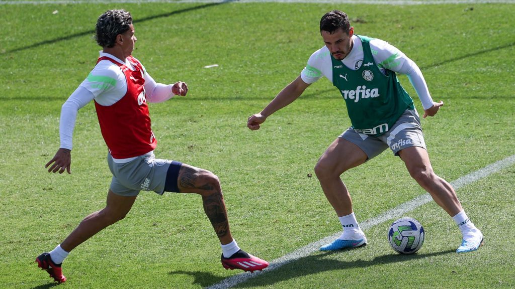 Os jogadores Richard Ríos e Raphael Veiga (D), da SE Palmeiras, durante treinamento, na Academia de Futebol. (Foto: Cesar Greco/Palmeiras/by Canon)