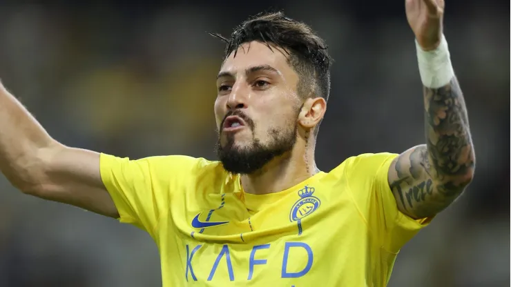 Alex Telles, ex-Grêmio, teve a situação atualiza por Nicola. Foto: Yasser Bakhsh/Getty Images