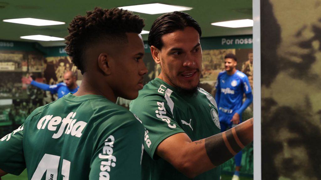 Elenco do Palmeiras e atacante Estêvão. Foto: Cesar Greco