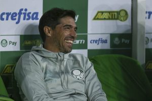 Atacante ignora Flamengo e aceitar jogar no Palmeiras de Abel Ferreira