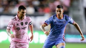 Messi e Julian Fernandez, da MLS. Foto: Getty Images