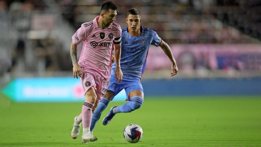 Messi e Julian Fernandez, da MLS. Foto: Getty Images