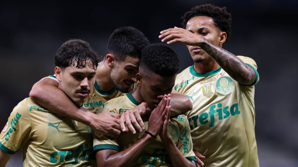 Estêvão e elenco. Foto: Cesar Greco/Palmeiras