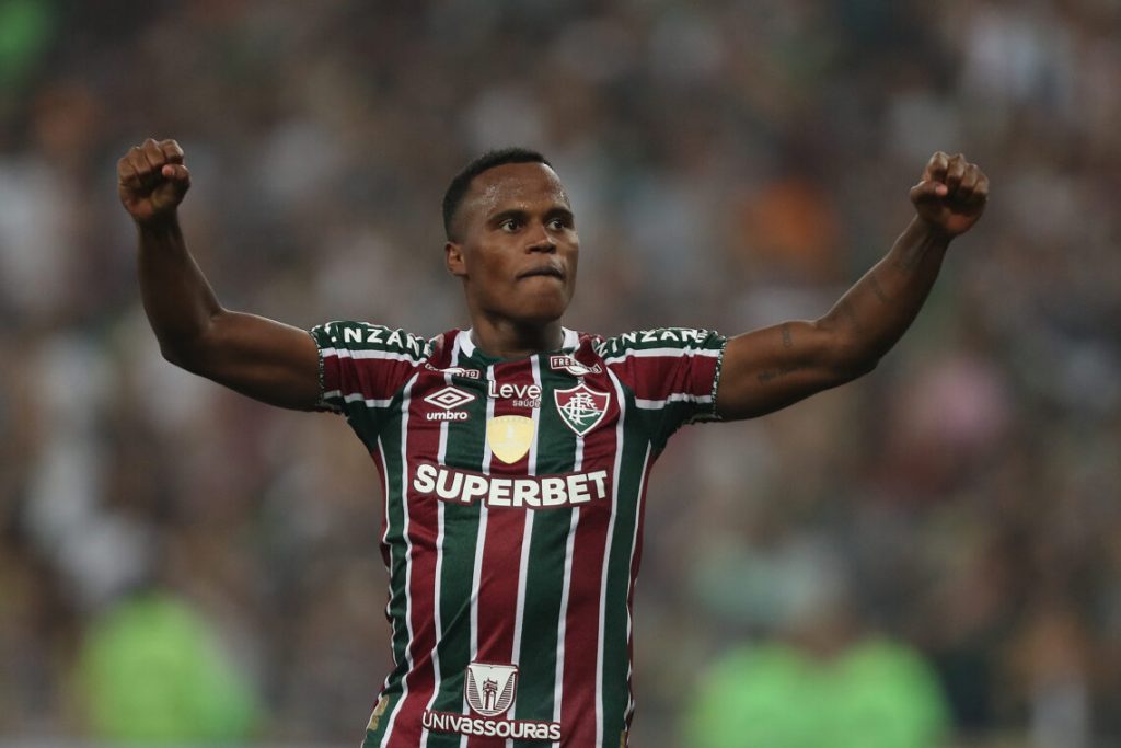 Defensor do Palmeiras é envolvido em troca por Jhon Arias, do Fluminense