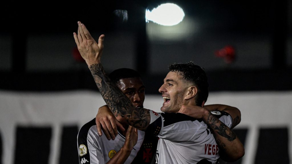 Vegetti e Rayan do Vasco. Foto: Thiago Ribeiro/AGIF