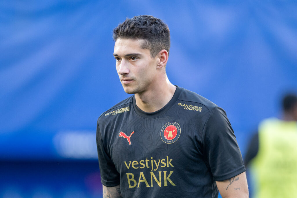 Emiliano Martínez deve ser anunciado pelo Palmeiras.