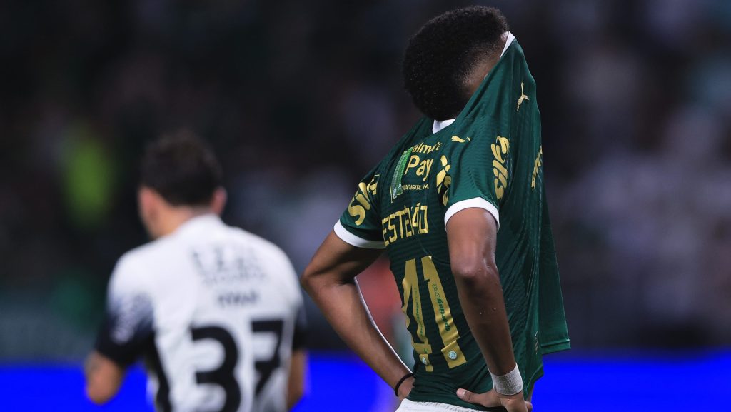 Estêvão perde pênalti em Palmeiras x Corinthians. Foto: Ettore Chiereguini/AGIF
