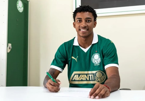 Lucas Henrique assina como profissional pelo Palmeiras. (Foto: Reprodução)